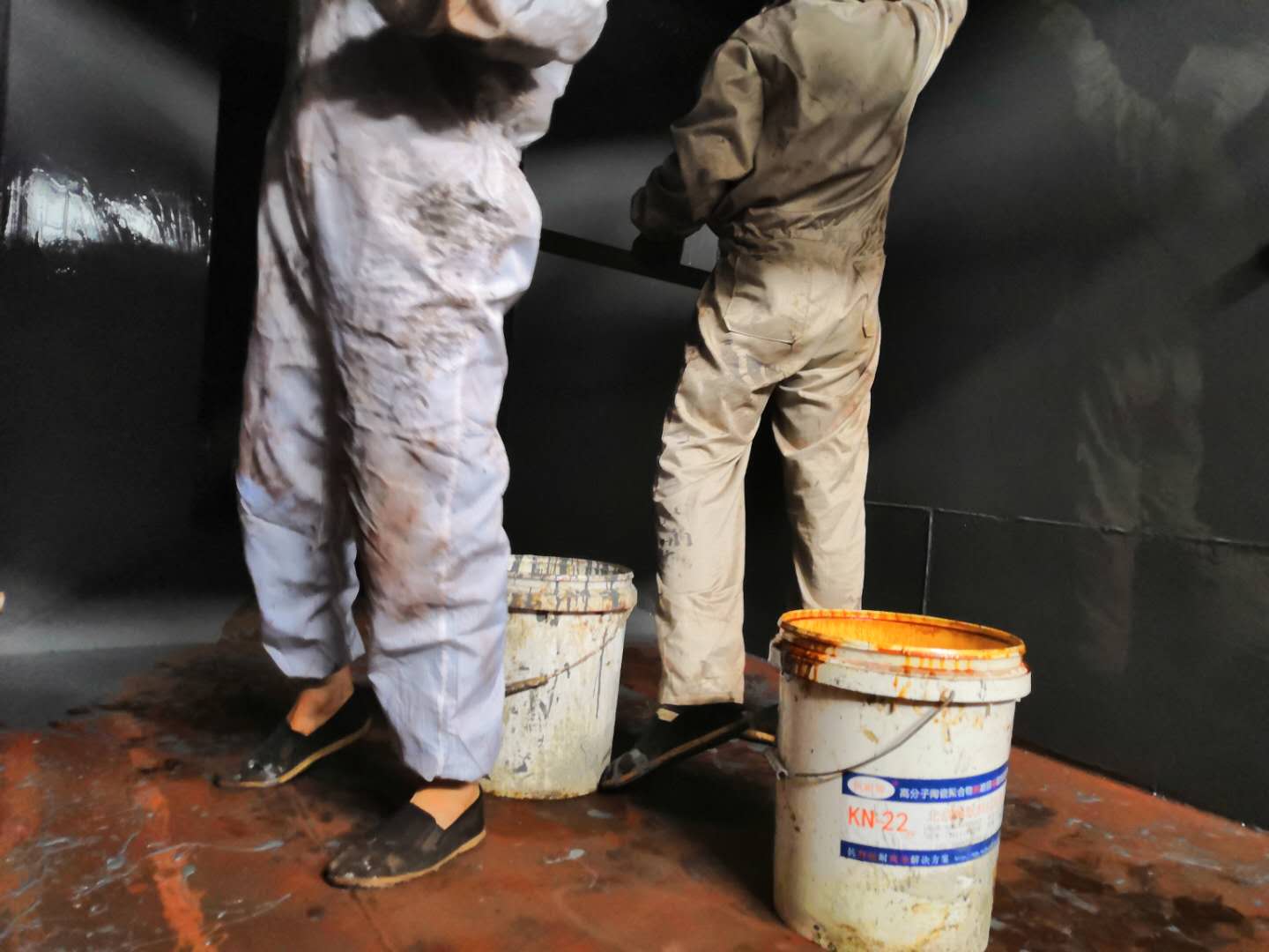 重防腐耐酸防腐漆刮涂施工中 重防腐耐酸防腐漆刮涂施工中